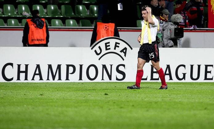 Bernd Schneider (Leverkusen) schleicht nach dem Ausscheiden im Achtelfinale der Champions League enttäuscht vom Platz Fußball EC 1 Herren Champions League 2004 2005, Bayer 04 Leverkusen Einzelbild Leverkusen Enttäuschung, Verzweiflung,