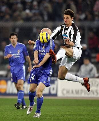 Thomas Gravesen (li., Real Madrid) gegen Zlatan Ibrahimovic (Juve) Fußball EC 1 Herren Champions League 2004 2005, Juventus Turin - Real Madrid CF 2:0 n.V. Gruppe Turin Dynamik,