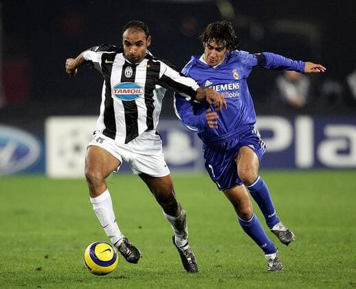 Emerson (li., Juve) gegen Raul Gonzalez (Real Madrid) Fußball EC 1 Herren Champions League 2004 2005, Juventus Turin - Real Madrid CF 2:0 n.V. Gruppe Turin Dynamik,