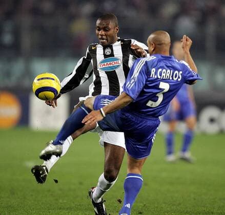 Marcelo Danubio Zalayeta (li., Juve) gegen Roberto Carlos (Real Madrid) Fußball EC 1 Herren Champions League 2004 2005, Juventus Turin - Real Madrid CF 2:0 n.V. Gruppe Turin Dynamik,