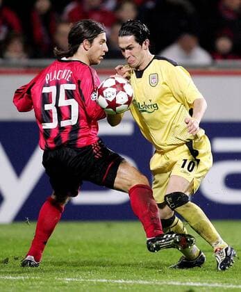 Diego Placente (Leverkusen, li.) gegen Luis Garcia (Liverpool) Fußball EC 1 Herren Champions League 2004 2005, Bayer 04 Leverkusen - FC Liverpool 1:3, Achtelfinale Gruppe Leverkusen Dynamik,
