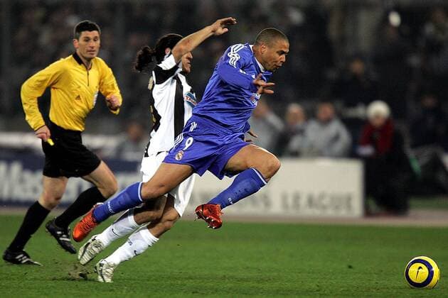 Ronaldo (re., Real Madrid) enteilt Mauro Camoranesi (Juve), li. Schiedsrichter Markus Merk (Deutschland) Fußball EC 1 Herren Champions League 2004 2005, Juventus Turin - Real Madrid CF 2:0 n.V. Gruppe Turin Dynamik,