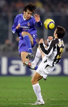 Raul Gonzalez (li., Real Madrid) gegen Fabio Cannavaro (Juve) Fußball EC 1 Herren Champions League 2004 2005, Juventus Turin - Real Madrid CF 2:0 n.V. Gruppe Turin Dynamik, Kampf,