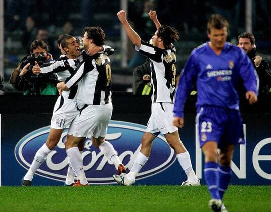 Torjubel Juve, v.li.: David Trezeguet, Zlatan Ibrahimovic und Alessio Tacchinardi Fußball EC 1 Herren Champions League 2004 2005, Juventus Turin - Real Madrid CF 2:0 n.V. Gruppe Turin Begeisterung, Freude,