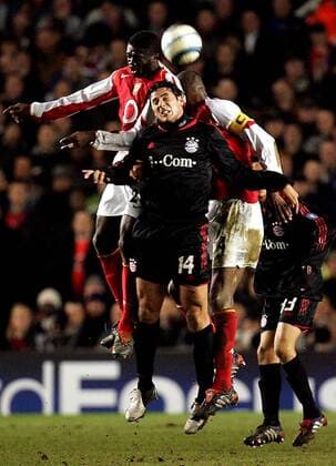 Claudio Pizarro (Bayern, vorn) gegen Kolo Toure (li.) und Patrick Vieira (beide Arsenal) Fußball EC 1 Herren Champions League 2004 2005, Arsenal FC London - FC Bayern München 1:0, Vdig Gruppe London Dynamik,