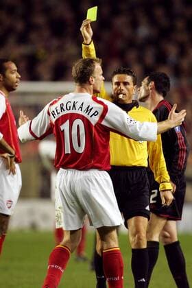 Schiedsrichter Massimo de Santis (Italien) zeigt Dennis Bergkamp (Arsenal) die gelbe Karte Fußball EC 1 Herren Champions League 2004 2005, Arsenal FC London - FC Bayern München 1:0, Vdig Gruppe London