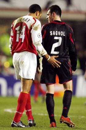 Thierry Henry (Arsenal, li.) mit einem freundschaftlichen Klaps für Landsmann Willy Sagnol (Bayern) Fußball EC 1 Herren Champions League 2004 2005, Arsenal FC London - FC Bayern München 1:0, Vdig Gruppe London Harmonie