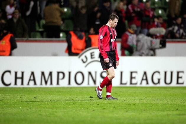 Jacek Krzynowek (Leverkusen) schleicht enttäuscht vom Platz Fußball EC 1 Herren Champions League 2004 2005, Bayer 04 Leverkusen, Achtelfinale Leverkusen Enttäuschung,