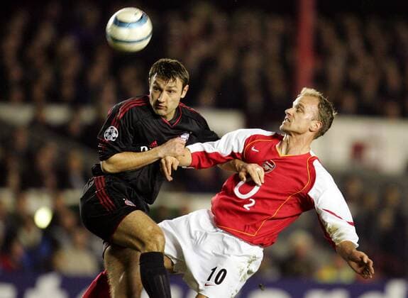 Robert Kovac (Bayern, li.) gegen Dennis Bergkamp (Arsenal) Fußball EC 1 Herren Champions League 2004 2005, Arsenal FC London - FC Bayern München 1:0, Vdig Gruppe London Dynamik,