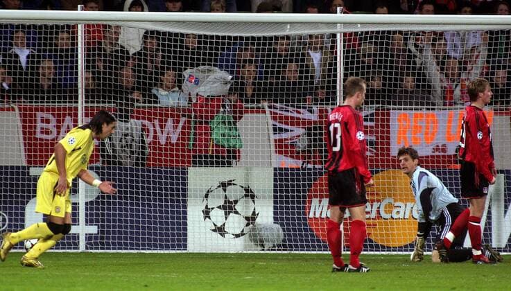 Torschütze Milan Baros (Liverpool, li.) sorgt mit seinem Treffer für Enttäuschung bei (v.re.) Jan Ingwer Callsen Bracker, Torwart Hans Jörg Butt und Daniel Bierofka (alle Leverkusen) Fußball EC 1 Herren Champions League 2004 2005, Bayer 04 Leverkusen - FC Liverpool 1:3 Gruppe Leverkusen Enttäuschung,