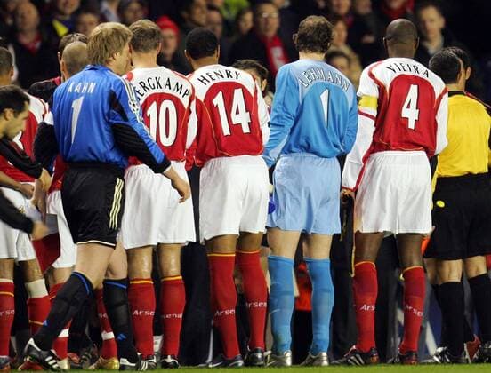 Shakehands vor Spielbeginn: Torwart Oliver Kahn (Bayern, li.) zieht nach der Begrüßung an Dennis Bergkamp, Thierry Henry, Torwart Jens Lehmann und Patrick Vieira (alle Arsenal) vorbei Fußball EC 1 Herren Champions League 2004 2005, Arsenal FC London - FC Bayern München 1:0, Vdig Gruppe London