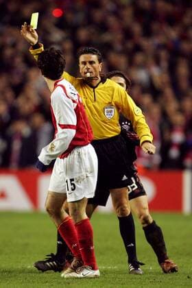 Schiedsrichter Massimo de Santis (Italien) zeigt Cesc Fabregas (Arsenal) die gelbe Karte Fußball EC 1 Herren Champions League 2004 2005, Arsenal FC London - FC Bayern München 1:0, Vdig Gruppe London