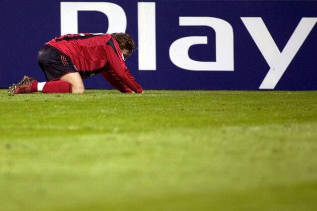 von wegen play... Andrej Voronin (Leverkusen) kriecht enttäuscht am Boden entlang Fußball EC 1 Herren Champions League 2004 2005, Bayer 04 Leverkusen, Achtelfinale Einzelbild Achtelfinale Leverkusen Enttäuschung,