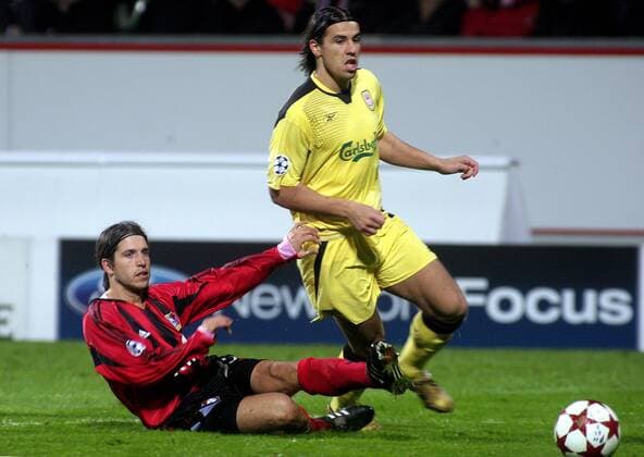 Diego Placente (Leverkusen, li.) gegen Milan Baros (Liverpool) Fußball EC 1 Herren Champions League 2004 2005, Bayer 04 Leverkusen - FC Liverpool 1:3 Gruppe Leverkusen Dynamik,