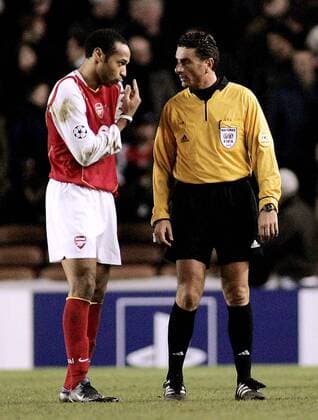Thierry Henry (Arsenal) im Gespräch mit FIFA Schiedsrichter Massimo de Santis (Italien) - EDITORIAL USE ONLY. No use with unauthorised audio, video, data, fixture lists, club league logos or live services. Online in-match use limited to 120 images, no video emulation. No use in betting, games or single club league player publications. Fußball EC 1 Herren Champions League 2004 2005, Arsenal FC London, Achtelfinale Gruppe London