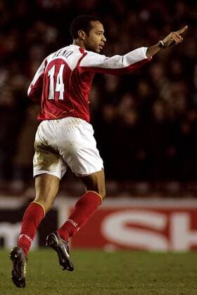 Thierry Henry (Arsenal) - Torjubel - EDITORIAL USE ONLY. No use with unauthorised audio, video, data, fixture lists, club league logos or live services. Online in-match use limited to 120 images, no video emulation. No use in betting, games or single club league player publications. Fußball EC 1 Herren Champions League 2004 2005, Arsenal FC London, Achtelfinale Einzelbild London Freude,
