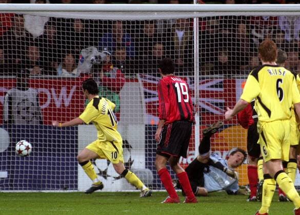 Luis Garcia (Liverpool, li.) erzielt das 2:0, Marko Babic (Mitte) und Torwart Hans Jörg Butt (beide Leverkusen) sind machtlos Fußball EC 1 Herren Champions League 2004 2005, Bayer 04 Leverkusen - FC Liverpool 1:3 Gruppe Leverkusen