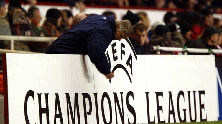 Schon wieder vorzeitig ausgeschieden: Trainer Arsene Wenger (Arsenal) entwickelt langsam einen regelrechten Hass auf die Champions League... -  Fußball EC 1 Herren Champions League 2004 2005, Arsenal FC London, Achtelfinale Totale London Wut
