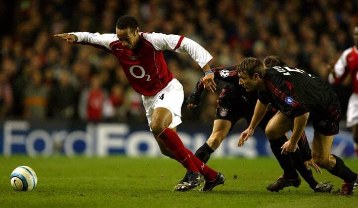 Thierry Henry (Arsenal, li.) läuft Robert Kovac (Bayern) davon -  Fußball EC 1 Herren Champions League 2004 2005, Arsenal FC London - FC Bayern München 1:0, Achtelfinale Gruppe London Dynamik,
