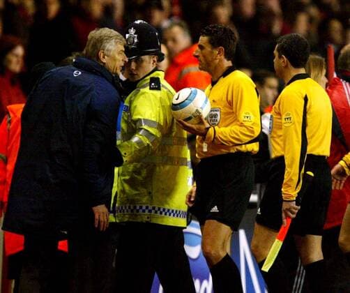 Trainer Arsene Wenger (Arsenal, li.) beschwert sich bei Schiedsrichter Massimo de Santis (Italien), ein Bobby versucht zu schlichten -  Fußball EC 1 Herren Champions League 2004 2005, Arsenal FC London, Achtelfinale Gruppe London