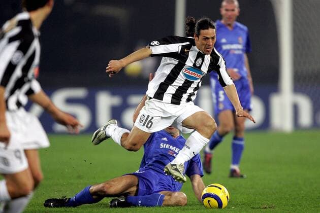 Mauro Camoranesi (Juve) setzt sich durch Fußball EC 1 Herren Champions League 2004 2005, Achtelfinale, Juventus Turin - Real Madrid 2:0 Gruppe pan8478 Turin Dynamik,  