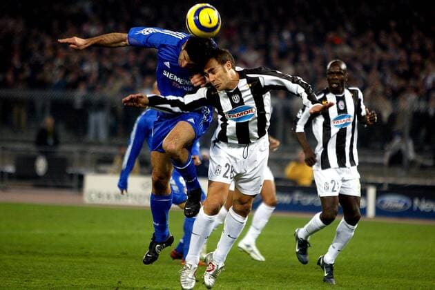 Luis Figo (Real Madrid, li.) gegen Fabio Cannavaro (Juve) Fußball EC 1 Herren Champions League 2004 2005, Achtelfinale, Juventus Turin - Real Madrid 2:0 Gruppe pan8478 Turin Dynamik, Kampf, Höhe  