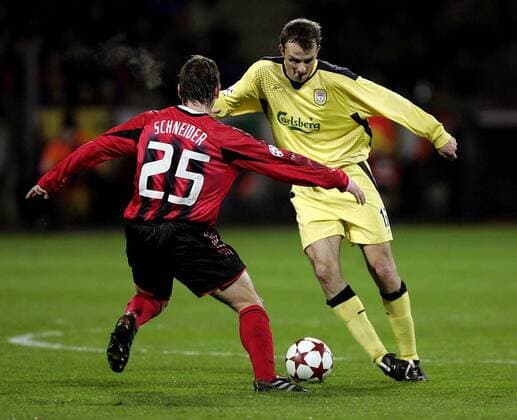 Dietmar Hamann (Liverpool, re.) gegen Bernd Schneider (Leverkusen) Fußball EC 1 Herren Champions League 2004 2005, Bayer 04 Leverkusen - FC Liverpool 1:3, Achtelfinale Gruppe Leverkusen Dynamik,