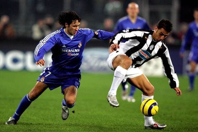 Fabio Cannavaro (Juve, re.) gegen Raul Gonzalez (Real Madrid) Fußball EC 1 Herren Champions League 2004 2005, Achtelfinale, Juventus Turin - Real Madrid 2:0 Gruppe pan8478 Turin Dynamik,  