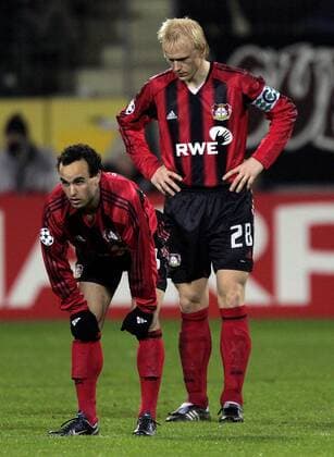 Landon Donovan (li.) und Carsten Ramelow (beide Leverkusen) enttäuscht Fußball EC 1 Herren Champions League 2004 2005, Bayer 04 Leverkusen, Achtelfinale Gruppe Leverkusen Enttäuschung,