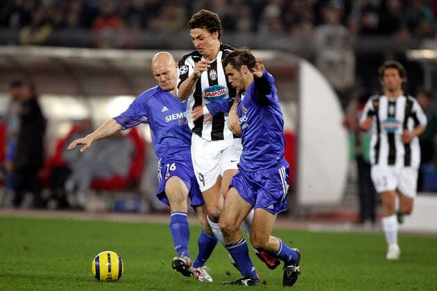 Zlatan Ibrahimovic (Juve, Mitte) gegen Thomas Gravesen (li.) und Ivan Helguera (beide Real Madrid) Fußball EC 1 Herren Champions League 2004 2005, Achtelfinale, Juventus Turin - Real Madrid 2:0 Gruppe pan8478 Turin Dynamik, Kampf,  