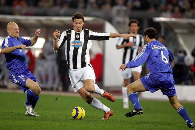 Zlatan Ibrahimovic (Juve, Mitte) gegen Thomas Gravesen (li.) und Ivan Helguera (beide Real Madrid) Fußball EC 1 Herren Champions League 2004 2005, Achtelfinale, Juventus Turin - Real Madrid 2:0 Gruppe pan8478 Turin Dynamik,  