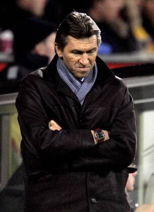 Trainer Klaus Augenthaler (Leverkusen) nachdenklich Fußball EC 1 Herren Champions League 2004 2005, Bayer 04 Leverkusen, Achtelfinale Einzelbild Leverkusen Nachdenklichkeit,