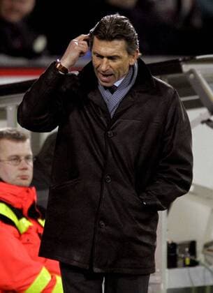 Trainer Klaus Augenthaler (Leverkusen) unzufrieden Fußball EC 1 Herren Champions League 2004 2005, Bayer 04 Leverkusen, Achtelfinale Einzelbild Leverkusen