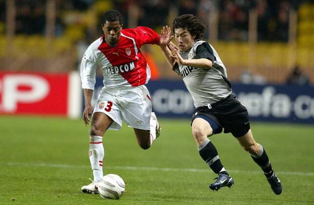 Ji Sung Park (Eindhoven, re.) gegen Patrice Evra (Monaco) Fußball EC 1 Herren Champions League 2004 2005, AS Monaco - PSV Eindhoven 0:2, Achtelfinale Gruppe pan8481 Monte Carlo Dynamik,  