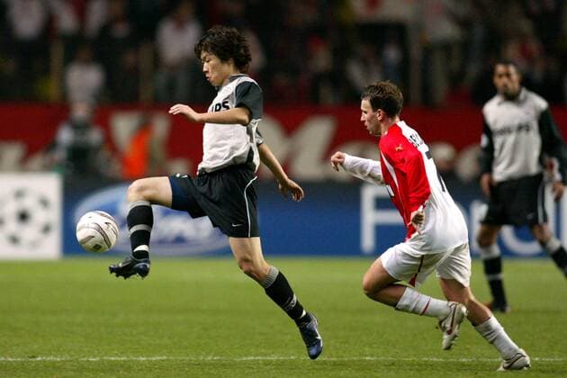 Ji Sung Park (Eindhoven, li.) entwischt Lucas Bernardi (Monaco) Fußball EC 1 Herren Champions League 2004 2005, AS Monaco - PSV Eindhoven 0:2, Achtelfinale Gruppe pan8481 Monte Carlo Dynamik,  