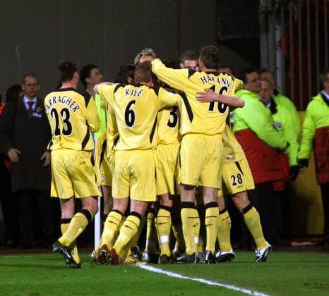 Torjubel Liverpool, v. li.: Jamie Carragher, John Arne Riise und Dietmar Hamann Fußball EC 1 Herren Champions League 2004 2005, FC Liverpool, Achtelfinale Gruppe Leverkusen Freude,