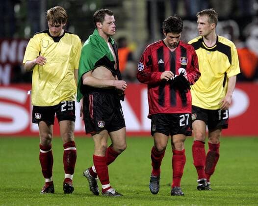 Enttäuschte Leverkusener Spieler nach dem Aus in der Champions League, v.li.: Jan Ingwer Callsen Bracker, Jacek Krzynowek, Gonzalo Castro, Daniel Bierofka Fußball EC 1 Herren Champions League 2004 2005, Bayer 04 Leverkusen, Achtelfinale Gruppe Leverkusen Enttäuschung,