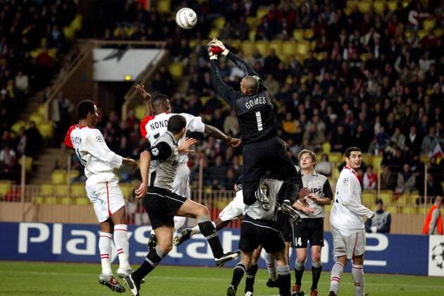 Torwart Heurelho Gomes (Eindhoven, Mitte) steigt im höchsten und versucht zu klären Fußball EC 1 Herren Champions League 2004 2005, AS Monaco - PSV Eindhoven 0:2, Achtelfinale Gruppe pan8481 Monte Carlo Dynamik, Abwehr,  