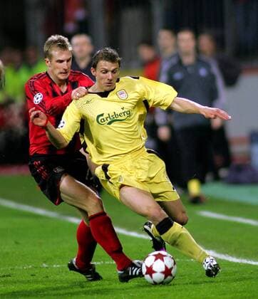 Daniel Bierofka (Leverkusen) fasst Stephen Warnock (Liverpool) von hinten an die Schulter Fußball EC 1 Herren Champions League 2004 2005, Bayer 04 Leverkusen FC Liverpool 1:3, Achtelfinale Gruppe Leverkusen Dynamik,