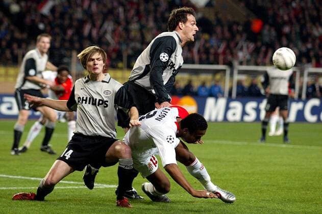 Maicon (Monaco, vorn re.) wird von Johann Vogel (li.) und Jan Vennegoor of Hesselink (beide Eindhoven) unsanft zu Fall gebracht Fußball EC 1 Herren Champions League 2004 2005, AS Monaco - PSV Eindhoven 0:2, Achtelfinale Gruppe pan8481 Monte Carlo Dynamik, Kampf,  