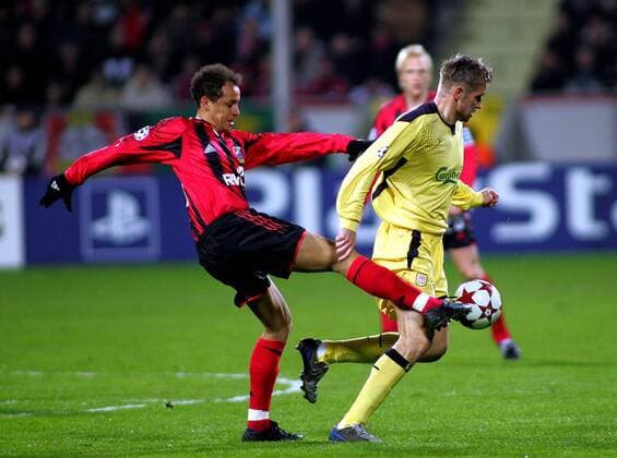 Franca (Leverkusen, li.) gegen Igor Biscan (Liverpool) Fußball EC 1 Herren Champions League 2004 2005, Bayer 04 Leverkusen FC Liverpool 1:3, Achtelfinale Gruppe Leverkusen Dynamik,