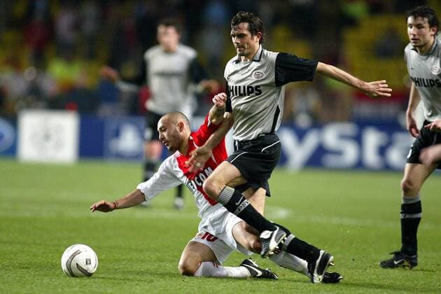 Philipp Cocu (Eindhoven, re.) gewinnt den Zweikampf mit Ernesto Javier Chevanton (Monaco) Fußball EC 1 Herren Champions League 2004 2005, AS Monaco - PSV Eindhoven 0:2, Achtelfinale Gruppe pan8481 Monte Carlo Dynamik, Überlegenheit,  