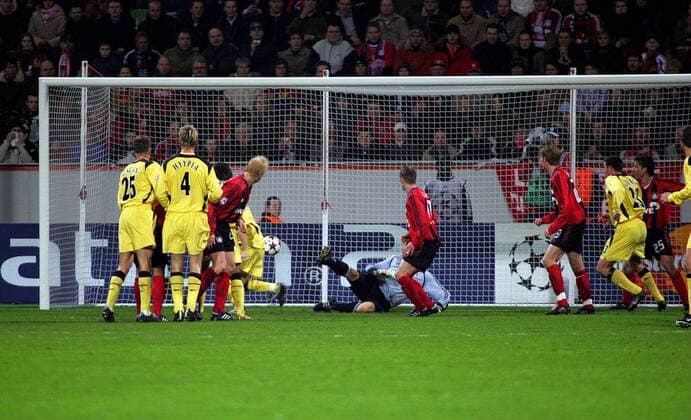 Tor! Torwart Hans Jörg Butt (Leverkusen, Mitte) ist geschlagen - Liverpool führt Fußball EC 1 Herren Champions League 2004 2005, Bayer 04 Leverkusen - FC Liverpool 1:3, Achtelfinale Totale Leverkusen
