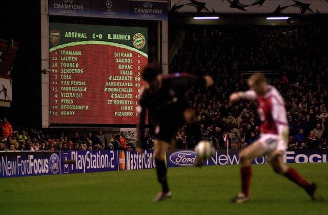 Zweikampf zwischen einem Bayern und einem Arsenal Spieler beim Spielstand von 1:0 Fußball EC 1 Herren Champions League 2004 2005, Arsenal FC London - FC Bayern München 1:0, Vdig Gruppe Sponsor, Sponsoring, Wirtschaft, London