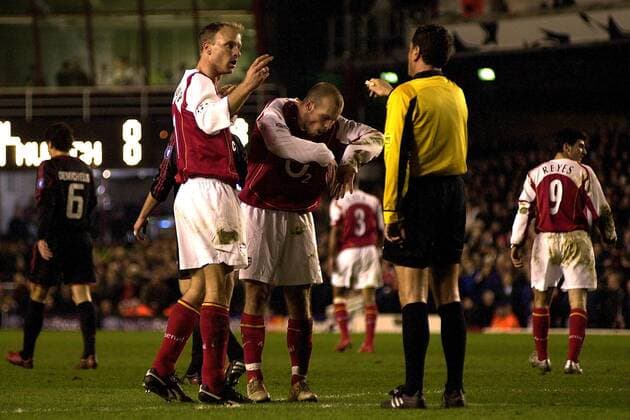 Dennis Bergkamp (li.) und Fredrik Ljungberg (beide Arsenal) beschweren sich bei Schiedsrichter Massimo de Santis (Italien) Fußball EC 1 Herren Champions League 2004 2005, Arsenal FC London, Vdig Gruppe London