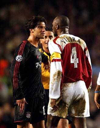 Michael Ballack (Bayern, li.) und Patrick Vieira (Arsenal) geraten aneinander; Schiedsrichter Massimo de Santis (Italien) kommt um zu schlichten Fußball EC 1 Herren Champions League 2004 2005, Arsenal FC London - FC Bayern München 1:0, Vdig Gruppe London Spannung