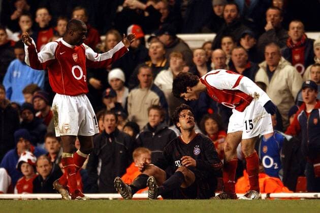 Michael Ballack (Bayern, Mitte) muss sich harte Worte von Cesc Fabregas (re.) anhören, während sich Lauren Etame Mayer (beide Arsenal) vorerst raushält Fußball EC 1 Herren Champions League 2004 2005, Arsenal FC London - FC Bayern München 1:0, Vdig Gruppe London Spannung
