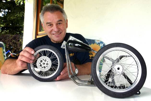Motorradsport Legende Toni Mang (Deutschland) präsentiert stolz einige Bauteile eines Harley Davidson Modells Motorsport Herren privat 2004, Shooting, Fotoshooting, Fototermin, Fotostory, Homestory, privat, Motorrad Einzelbild Motorradrennsport, Motorradsport Zankenhausen