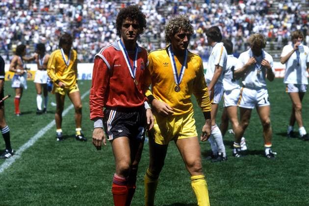 Die Torwartkollegen Albert Rust (li., Frankreich) und Jean Marie Pfaff (Belgien) nach dem Spiel um Platz drei Fußball WM Herren DEUTSCHSPRACHIGE SPORTZEITSCHRIFTEN UND -ZEITUNGEN NUR NACH RÜCKSPRACHE, Weltmeisterschaft 1986 Gruppe Puebla, drei Harmonie, Kameradschaft,
