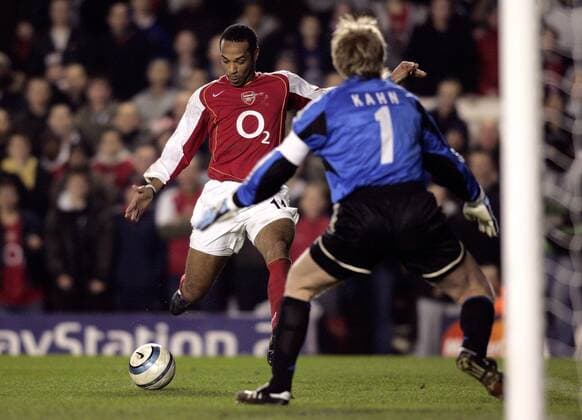 Thierry Henry (Arsenal) kommt vor Torwart Oliver Kahn (Bayern) frei zum Schuss Fußball EC 1 Herren Champions League 2004 2005, Arsenal FC London - FC Bayern München 1:0 Gruppe London Dynamik,